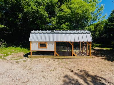 Hill Country Roosthouse: Raised henhouse, high and dry.