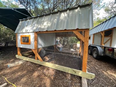 Raised henhouse: The run continues under the henhouse, so hens get the shade.